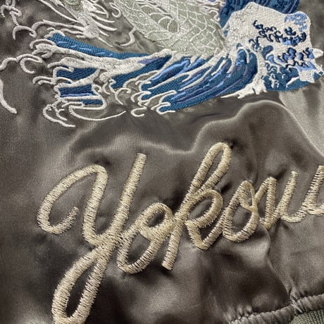横須賀発祥 スカジャン Yokosuka刺繍入り SUKAJAN 銀龍  SilverDragon 総刺繍 サテン地 ガンメタ (SKJ106)