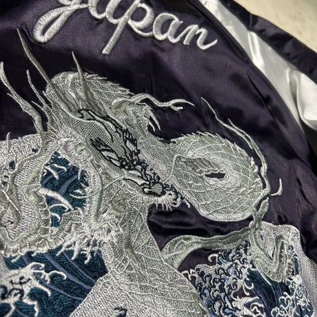 横須賀発祥 スカジャン Yokosuka刺繍入り SUKAJAN 銀龍  SilverDragon 総刺繍 サテン地 紫 (SKJ34)