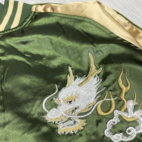 横須賀発祥 スカジャン Yokosuka刺繍入り SUKAJAN 龍鯉 Tiger Carp 総刺繍 サテン地 緑 (SKJ55)