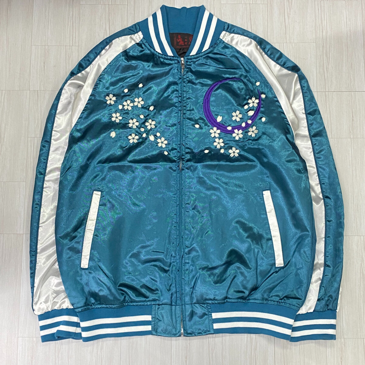 人気 スカジャン 風神雷神 刺繍ロゴ YOKOSUKA 横須賀 青 サテンL相当 fit=scale-down,w=1200