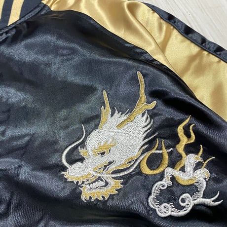 横須賀発祥 スカジャン Yokosuka刺繍入り SUKAJAN 龍鯉 Tiger Carp 総刺繍 サテン地 濃紺 (SKJ54)