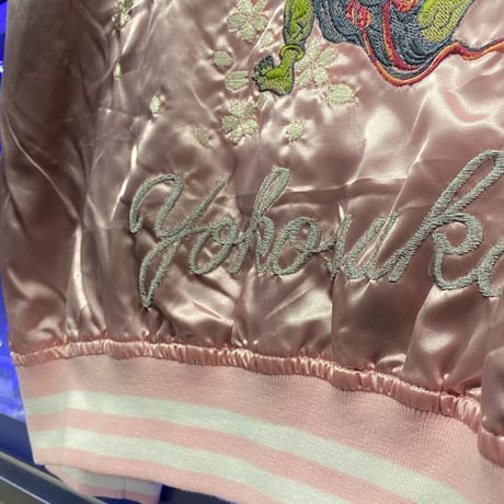 横須賀発祥 スカジャン Yokosuka刺繍入り SUKAJAN 風神雷神 RAIJIN サテン地 ピンク (SKJ64)