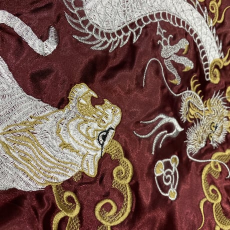 横須賀発祥 スカジャン Yokosuka刺繍入り SUKAJAN 龍虎 Tiger Dragon 総刺繍 バーガンディ (SKJ50)