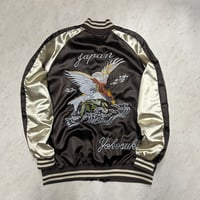 横須賀発祥 スカジャン Yokosuka刺繍入り SUKAJAN 鷹 Eagle 内ポケットあり サテン地 茶 (SKJ57)