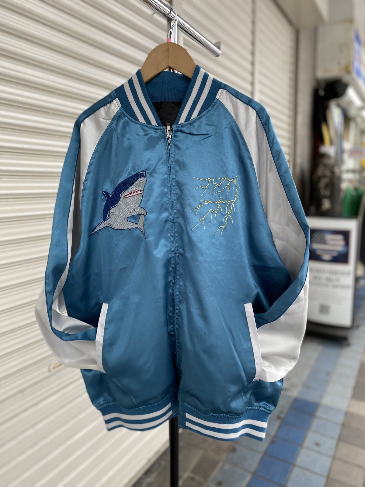 青色刺繍入り　YOKOSUKA　スカジャン フリーサイズ スカジャン Yokosuka刺繍入り 横須賀発祥 SUKAJAN 刺繍 鮫