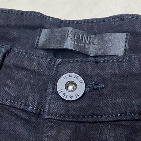 海外限定 KDNK ディーケーエヌケー Stacked Skinny Flare スタックド スキニーフレア ダメージ ジーンス (JNS59)