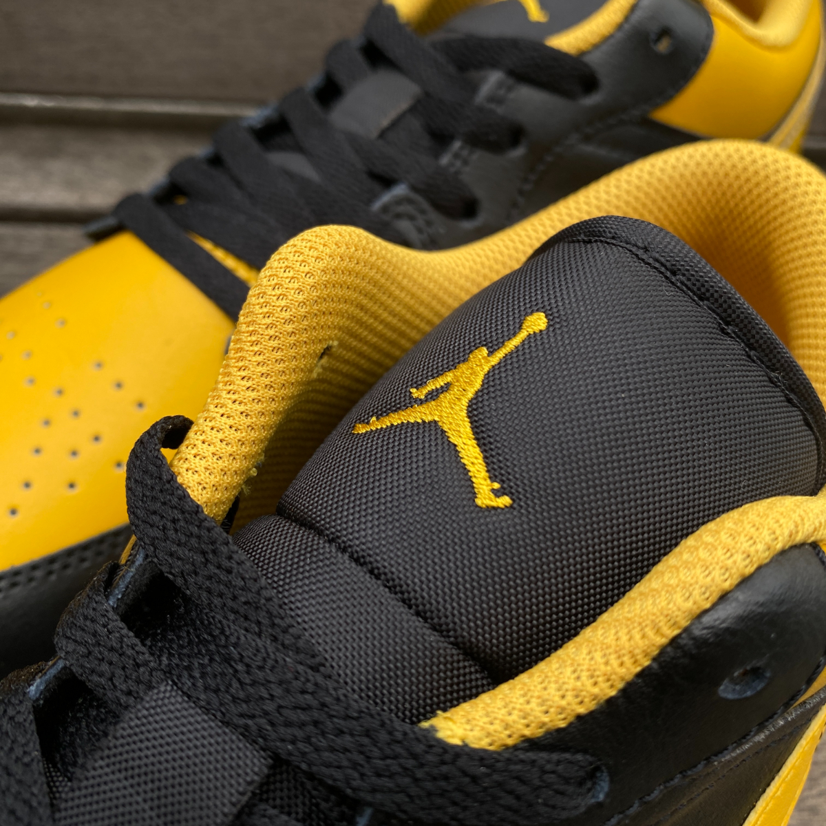エア ジョーダン 1 LOW ブラック/ホワイト/イエロー 27cm JORDAN BRAND AIR JORDAN 1 LOW BLACK/YELLOW OCHRE-WHITE