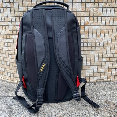 米国仕様 SPRAYGROUND スプレイグラウンド DLXV メタルタグ付き ビーガンレザー バックパック (BKPK61)