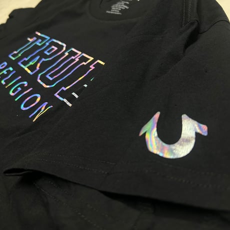 True Religion トゥルーレリジョン Arch Foil Logo アーチ型ロゴ フォイルプリント Tシャツ  (TRUE-TS10)