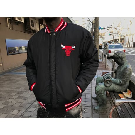 JHデザイン NBA シカゴ ブルズ Bulls 公式アイテム リバーシブル スタジアムジャンパー 黒 スタジャン バスケ