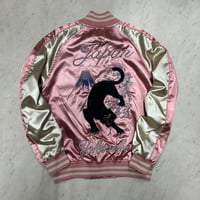横須賀発祥 スカジャン Yokosuka刺繍入り SUKAJAN 黒豹 ブラックパンサー サテン地 ピンク (SKJ61)