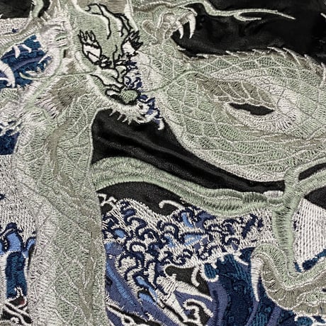 横須賀発祥 スカジャン Yokosuka刺繍入り SUKAJAN 銀龍  SilverDragon 総刺繍 サテン地 黒 (SKJ36)