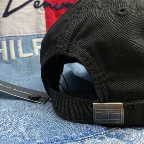 トミーヒルフィガー TommyHilfiger 黒 1985 ストラップバック キャップ 帽子 ローキャップ 刺繍ロゴ フラッグデザイン サイズ調節可