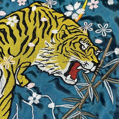 中綿入り Yokosuka刺繍入り スカジャン PUFF SUKAJAN 虎 タイガー 桜 tiger 総刺繍 水色 (SKJ85)