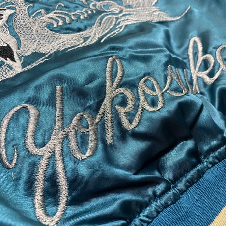 横須賀発祥 スカジャン Yokosuka刺繍入り SUKAJAN 龍鯉 Tiger Carp 総刺繍 サテン地 Lブルー (SKJ53)