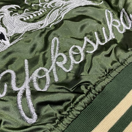 横須賀発祥 スカジャン Yokosuka刺繍入り SUKAJAN 龍鯉 Tiger Carp 総刺繍 サテン地 緑 (SKJ55)