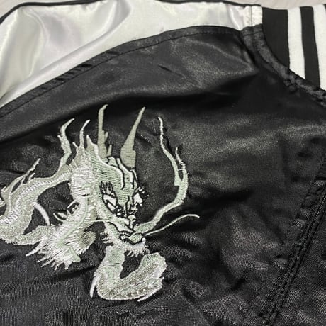 横須賀発祥 スカジャン Yokosuka刺繍入り SUKAJAN 銀龍  SilverDragon 総刺繍 サテン地 黒 (SKJ36)