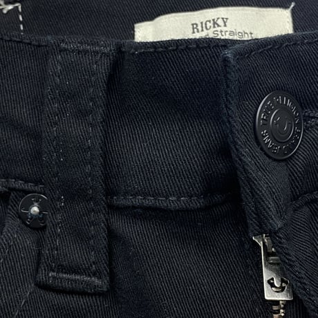 プレミアムジーンズ True Religion トゥルーレリジョン Ricky リッキー ブラックパッチ ストレートジーンズ (JNS261)