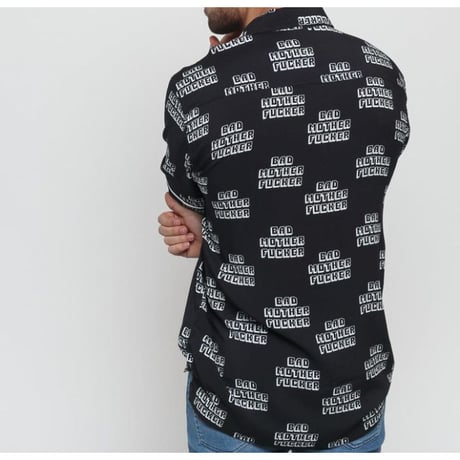限定コラボ  HUF 半袖 ボタンシャツ 黒 パルプフィクション  バッドマザーファッカー 総柄 BAD MF