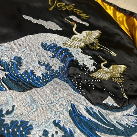 横須賀発祥 スカジャン Yokosuka刺繍入り SUKAJAN 鶴 Crane サテン地 パイピング袖 黒 ゴールド (SKJ47)