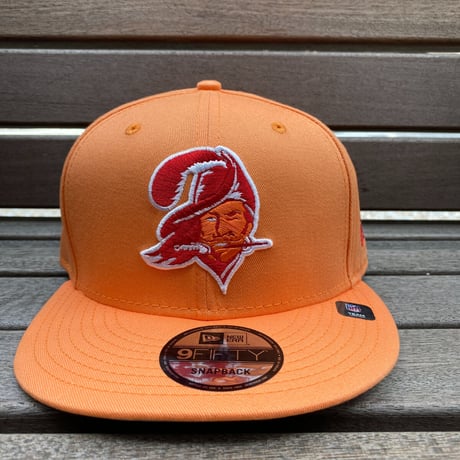 USA限定 9FIFTY ニューエラ NFL バッカニアーズ Bucca スナップバックキャップ 76-96 Throwback (950-108)