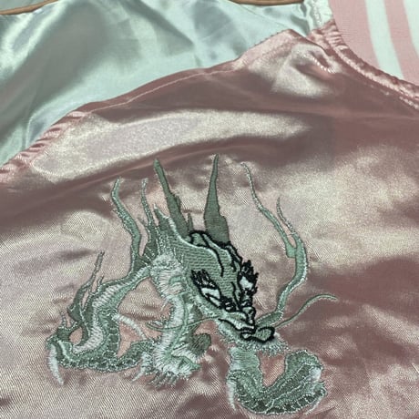 横須賀発祥 スカジャン Yokosuka刺繍入り SUKAJAN 銀龍  SilverDragon 総刺繍 ピンク/銀 (SKJ38)