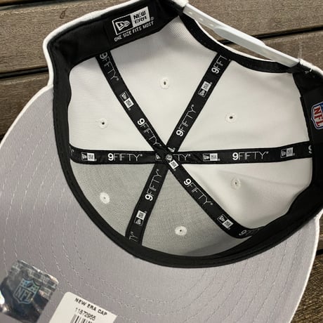 海外限定 NEWERA ニューエラ 9Fifty NFL ラスベガス レイダース LV Raiders 白 BOW キャップ (950-252)