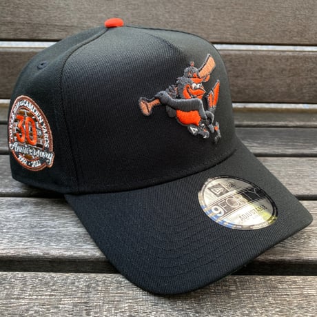海外限定 Newera ニューエラ 9Forty Aフレーム Orioles ボルチモア オリオールズ キャップ 30周年記念 (940-309)
