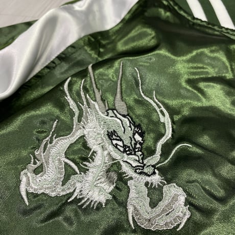 横須賀発祥 スカジャン Yokosuka刺繍入り SUKAJAN 銀龍  SilverDragon 総刺繍 サテン地 緑 (SKJ33)