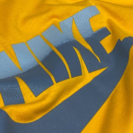 USAモデル NIKE ナイキ 半袖 Tシャツ レギュラーフィット オレンジ グラデーションロゴ (NK1)