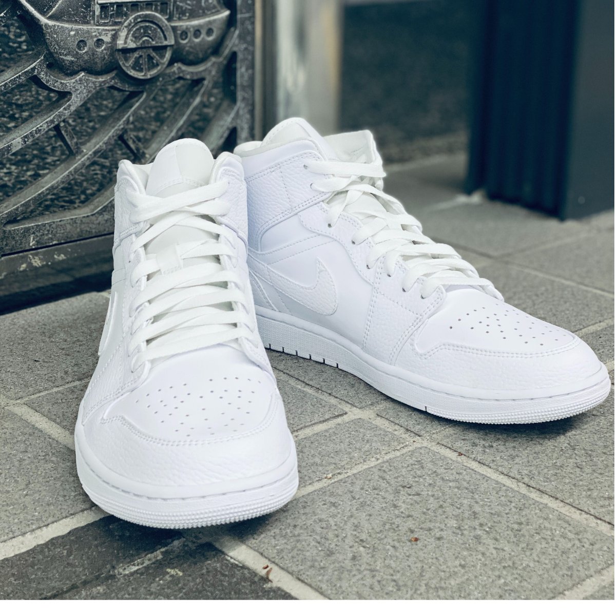 NIKE ナイキ AIR JORDAN1 MID エアジョーダン1 ミッドカット 白 NIKE ナイキ AIR JORDAN1 MID エアジョーダン1 ミッドカット 白