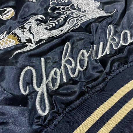 中綿入り Yokosuka刺繍入り スカジャン PUFF SUKAJAN 龍鯉 Dragon Carp 総刺繍 紺 (SKJ88)