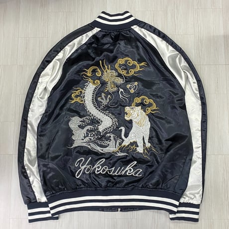 横須賀発祥 スカジャン Yokosuka刺繍入り SUKAJAN 龍虎 Tiger Dragon 総刺繍 サテン地 濃紺 (SKJ48)