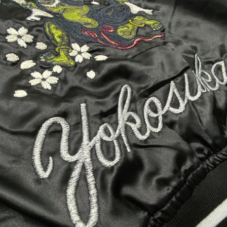 横須賀発祥 スカジャン Yokosuka刺繍入り SUKAJAN 風神雷神 RAIJIN サテン地 黒 (SKJ69)