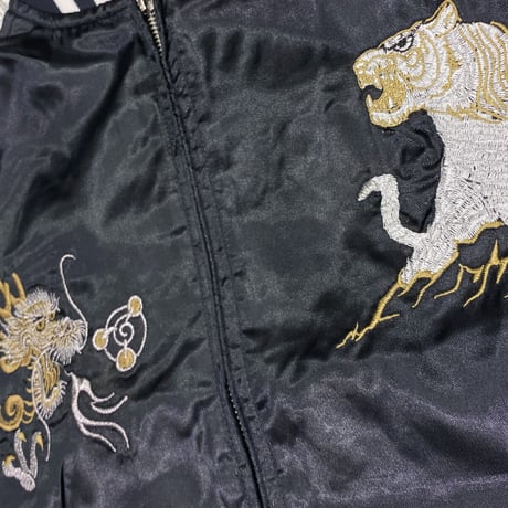 横須賀発祥 スカジャン Yokosuka刺繍入り SUKAJAN 龍虎 Tiger Dragon 総刺繍 サテン地 濃紺 (SKJ48)