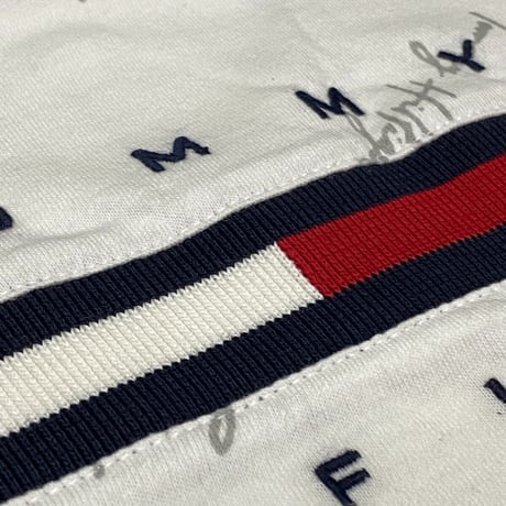 USA限定 TOMMY HILFIGER 総柄 SCRIPT TINO ブランドロゴテープ Tシャツ ホワイト (R4F-31)