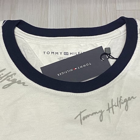 USA限定 TOMMY HILFIGER 総柄 SCRIPT TINO ブランドロゴテープ Tシャツ ホワイト (R4F-31)