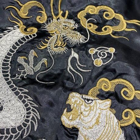 横須賀発祥 スカジャン Yokosuka刺繍入り SUKAJAN 龍虎 Tiger Dragon 総刺繍 サテン地 濃紺 (SKJ48)
