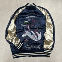 横須賀発祥 スカジャン Yokosuka刺繍入り SUKAJAN 鯉 Carp 総刺繍 サテン地 ネイビー 濃紺 (SKJ25)