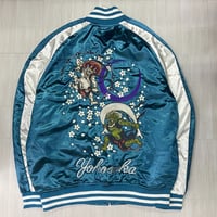 中綿入り Yokosuka刺繍入り スカジャン PUFF SUKAJAN 風神雷神 RAIJIN 桜 総刺繍 水色 (SKJ99)