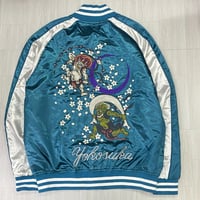 横須賀発祥 スカジャン Yokosuka刺繍入り SUKAJAN 風神雷神 RAIJIN サテン地 Lブルー (SKJ68)