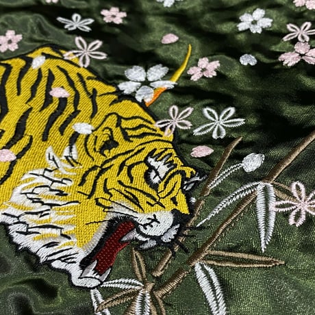 中綿入り Yokosuka刺繍入り スカジャン PUFF SUKAJAN 虎 タイガー 桜 tiger 総刺繍 緑 (SKJ84)