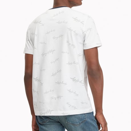 USA限定 TOMMY HILFIGER 総柄 SCRIPT TINO ブランドロゴテープ Tシャツ ホワイト (R4F-31)