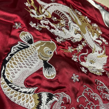 横須賀発祥 スカジャン Yokosuka刺繍入り SUKAJAN 龍鯉 Dragon KoiFish サテン地 パイピング袖 バーガンディ