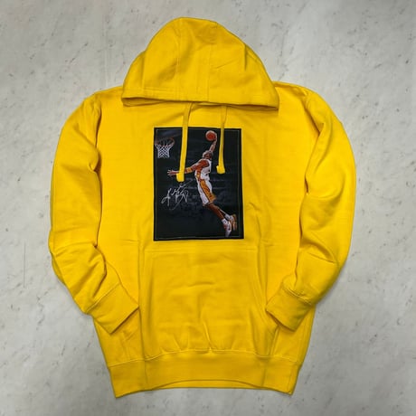 LA発 KOBE コービー フォトパッチ グラフィック プルオーバー パーカー ゴールド (GFX/Hdy32)