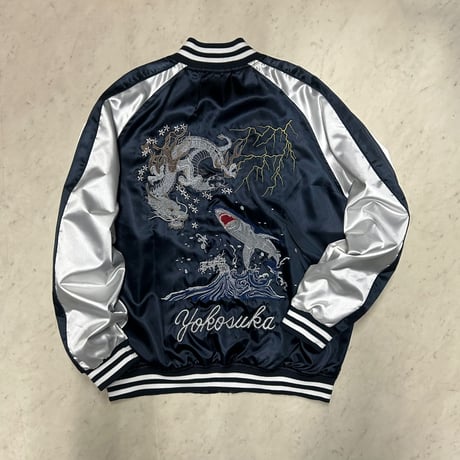 横須賀発祥 スカジャン Yokosuka刺繍入り SUKAJAN 龍鮫 Dragon Shark サテン地 濃紺 (SKJ14)