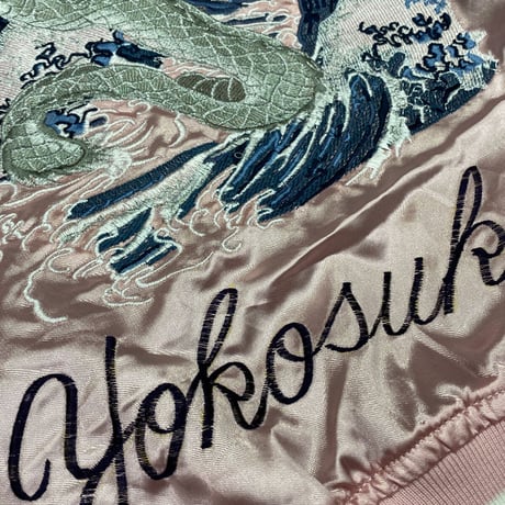 横須賀発祥 スカジャン Yokosuka刺繍入り SUKAJAN 銀龍  SilverDragon 総刺繍 サテン地 ピンク (SKJ37)