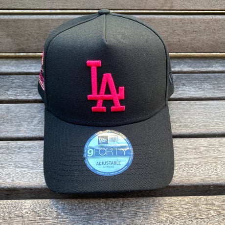 海外限定 Newera ニューエラ 9Forty Aフレーム LA Dodgers ドジャース キャップ 60th Anniv. 黒 ホットピンク (940-128)
