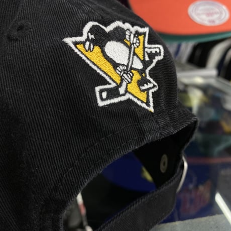Adidas アディダス NHL ピッツバーグ ペンギンズ 白/黒/黄 ストラップバックキャップ ホッケースティック柄