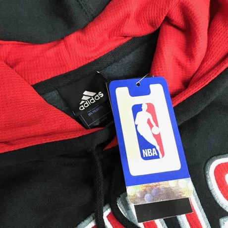 adidas アディダス NBA シカゴ ブルズ BULLS プレイブック プルオーバー パーカー